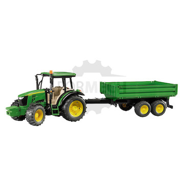 John Deere 5115M s bočním přívěsem