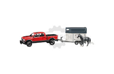 RAM 2500 Power Wagon s přívěsem pro koně a koněm