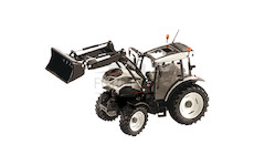 Traktor mit Frontlader s čelním nakladačem